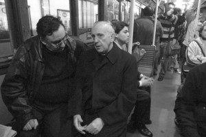 Jorge Mario Bergoglio en discussion avec un passager dans le métro de Buenos Aires