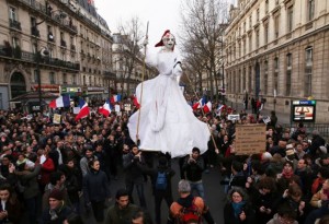 La Liberté coiffée du bonnet phrygien dans les rues de Paris dimanche : idole païenne à laquelle des hécatombes de victimes ont été sacrifiées. 