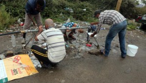 Point d'eau dans la "jungle" de Calais, en France