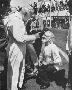 Jean-Paul II lors d'un voyage en Amérique Latine sermonnant publiquement Ernesto Cardenal, prêtre, ministre et défenseur de la théologie de la libération... à main armée